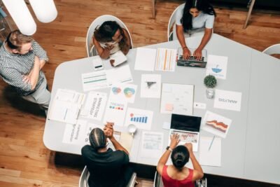 Na imagem, equipe de estratégia de marketing em reunião