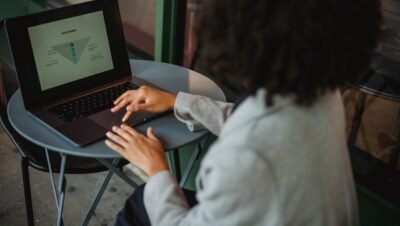 Na imagem, mulher estudando funil de vendas