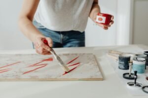 Hobbies criativos para experimentar em casa e transformar seu dia a dia