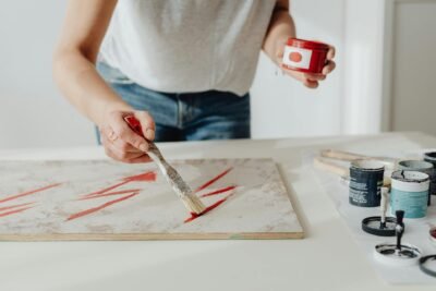 Hobbies criativos para experimentar em casa e transformar seu dia a dia